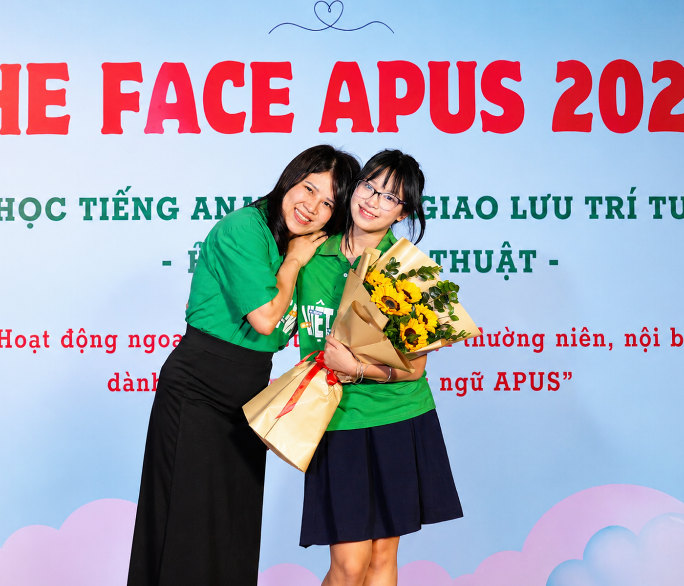Cô giáo và học sinh APUS trong lớp học tiếng Anh
